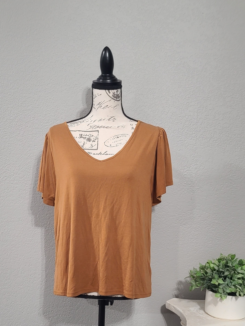 ADAY Camel Brown V-Neck Short Sleeve Tee